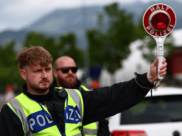 El ministro del Interior de Alemania, anunció que, desde que dio la orden de reforzar los controles fronterizos y de rechazar solicitantes de asilo, la cifra total de personas a las que se ha impedido el ingreso en el país ha aumentado. EFE / A. Szilagyi