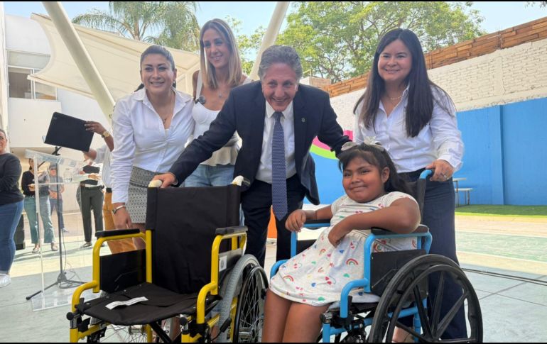 La inversión total ascendió a 298 mil pesos, destinados a la entrega de sillas de ruedas estándar, sillas especiales PCA y PCI, bastones, andaderas, auxiliares auditivos, lentes y pañales. ESPECIAL/Gobierno de Zapopan