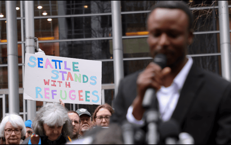 El juez federal dijo, en su orden del jueves, que el Gobierno de EU debería admitir a 160 refugiados que tenían planes de viajar a territorio estadounidense dentro de las dos semanas posteriores al 20 de enero.  AP Photo/R. Sun.