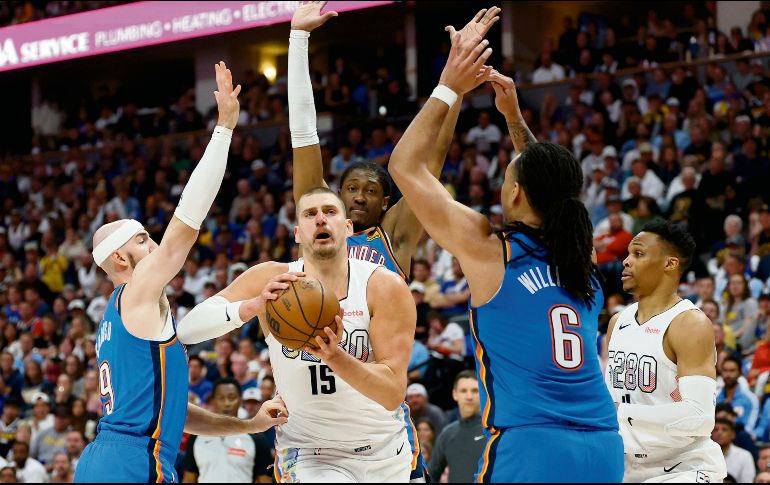 Nikola Jokic (#15) lideró a los Nuggets en un juego de eliminación. AFP/M. Stockman