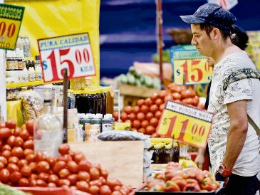 La baja en la tasa de interés de Banxico busca estimular el consumo interno a partir de una inflación mejor controlada. EL UNIVERSAL