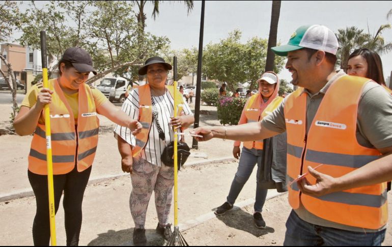 El programa entrega a los brigadistas un Tlajovale de 600 pesos por jornada laboral, que puede canjearse en comercios afiliados en las colonias. Su labor será mejorar la imagen del municipio. ESPECIAL