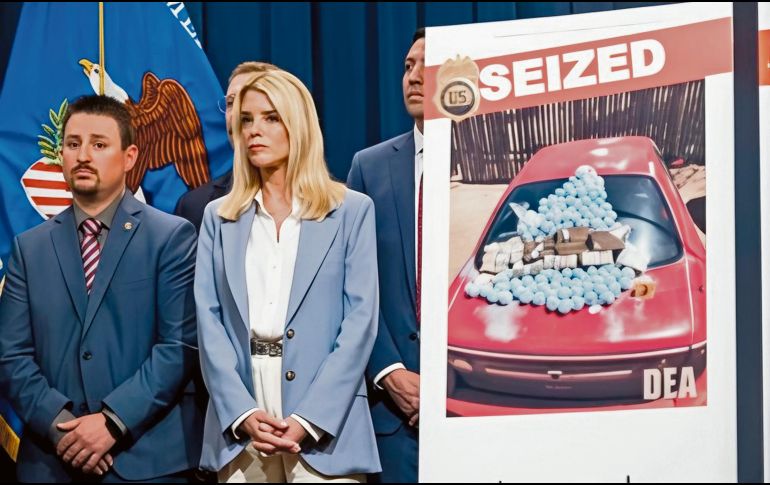 Decomiso histórico. El 6 de mayo, la fiscal general de Estados Unidos, Pam Bondi, presumió un récord en aseguramientos de fentanilo. En sus movilizaciones decomisaron tres millones de pastillas de esta sustancia y otras drogas, como metanfetaminas, heroína y cocaína. EFE