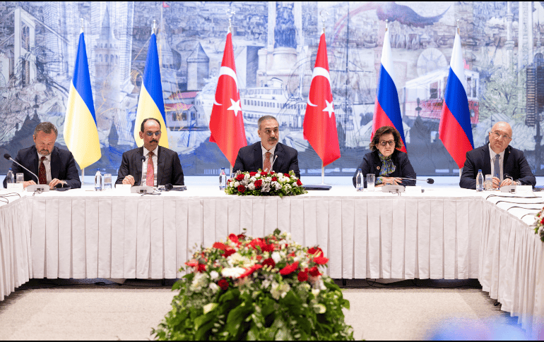 Delegaciones rusa y ucraniana se dieron cita en Turquía para negociar con la ausencia de sus principales mandatarios. EFE / EPA / TURKISH FOREIGN MINISTER OFFICE