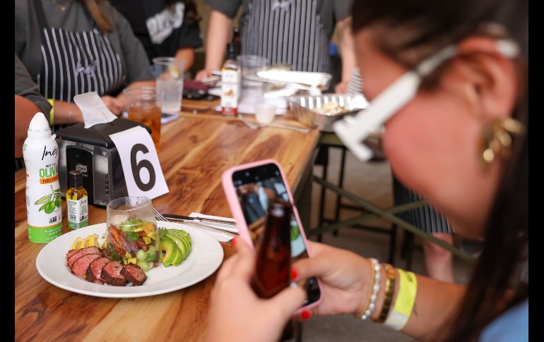 A lo largo de casi una hora y media, el Chef en proceso puso la muestra de cómo cocinar perfectamente una aguja norteña, un corte exquisito que fue acompañado por papas al grill y ensalada característica del chef. EL INFORMADOR / H. Figueroa