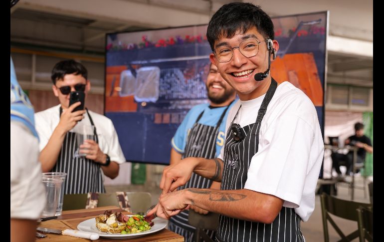 A lo largo de casi una hora y media, el Chef en proceso puso la muestra de cómo cocinar perfectamente una aguja norteña, un corte exquisito que fue acompañado por papas al grill y ensalada característica del chef. EL INFORMADOR / H. Figueroa
