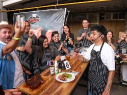 A lo largo de casi una hora y media, el Chef en proceso puso la muestra de cómo cocinar perfectamente una aguja norteña, un corte exquisito que fue acompañado por papas al grill y ensalada característica del chef. EL INFORMADOR / H. Figueroa