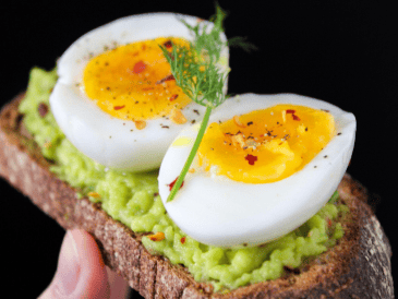 Comer un huevo al día puede ser una excelente forma de incorporar proteínas y nutrientes esenciales en tu dieta. CANVA