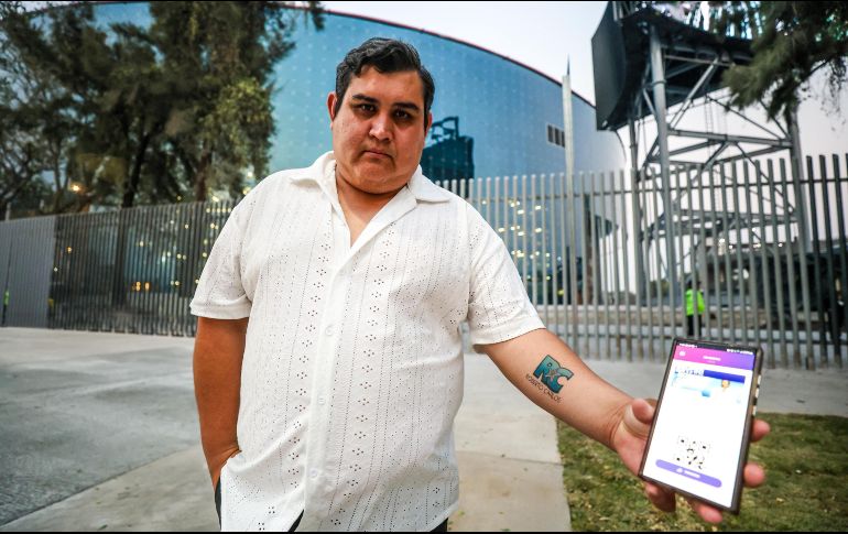 Desde Laredo, Texas, Aldo Aguilar, un fan de Roberto Carlos viajó a Guadalajara sólo para enterarse que se había cancelado el concierto. Gastó 15 mil pesos en el viaje. EL INFORMADOR/A. Navarro