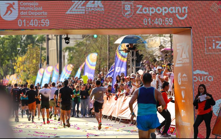Isabel Oropeza Vázquez y Fernando Crisóstomo Olivares ocuparon los primeros puestos en el podio de la 36ª edición del Medio Maratón de Zapopan. EL INFORMADOR/H. FIGUEROA