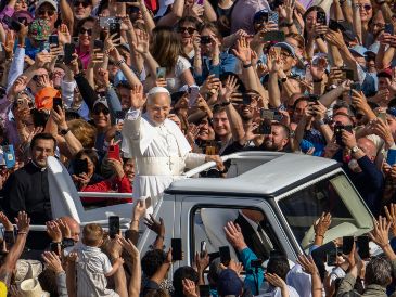 El Sumo Pontífice a su paso por la Plaza de San Pedro extendió bendiciones a los más de 150 mil asistentes. AP