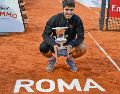 Gracias a este título en Roma, Alcaraz llegará a París como uno de los favoritos para conquistar Roland Garros. EFE
