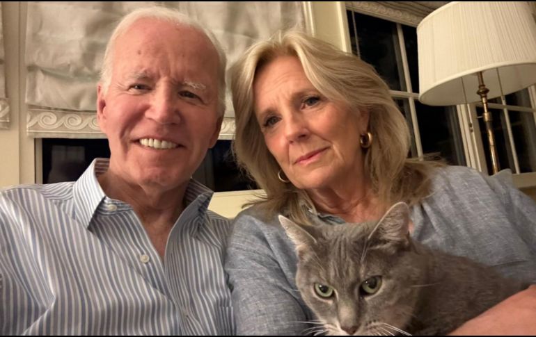 Fotografía publicada por Joe Biden donde aparece junto a su esposa Jill Biden y su gato mascota. EFE/ X @JoeBiden