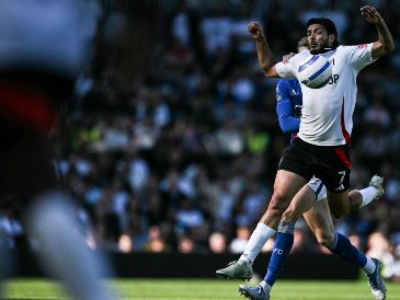 Durante la semana, el Fulham dio a conocer la renovación de Raúl Jiménez por una temporada más. AFP / ARCHIVO
