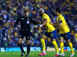 Víctor Cáceres, árbitro central del encuentro entre Águilas y La Máquina, y Rodrigo Aguirre, durante el partido correspondiente a la vuelta de las Semifinales del torneo Clausura 2025 de la Liga BBVA MX. IMAGO7 / ARCHIVO