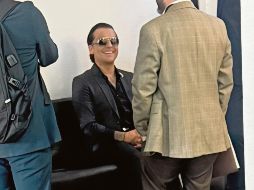 El cantante lució relajado durante su visita a los juzgados en la Ciudad de México. ESPECIAL