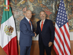 En la fotografía, el nuevo embajador de Estados Unidos en México, Ronald Johnson (izquierda), y el canciller mexicano, Juan Ramón de la Fuente (derecha). EFE/Secretaría de Relaciones Exteriores