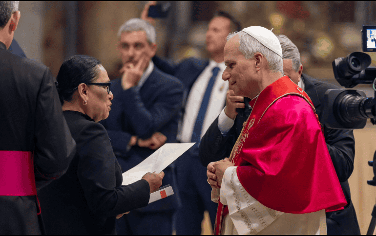 Rosa Icela Rodríguez tuvo un breve encuentro con el Papa León XIV en la misa del inicio del pontificado. SUN / ESPECIAL