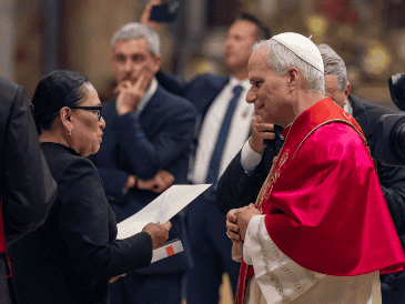 Rosa Icela Rodríguez tuvo un breve encuentro con el Papa León XIV en la misa del inicio del pontificado. SUN / ESPECIAL