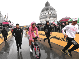 Isaac del Toro mantuvo la maglia de líder del Giro de Italia al final de la décima etapa, que se realizó hoy martes. EFE / L. Zennaro