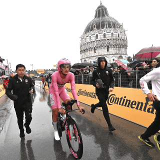 Isaac del Toro mantiene la maglia rosa del Giro de Italia