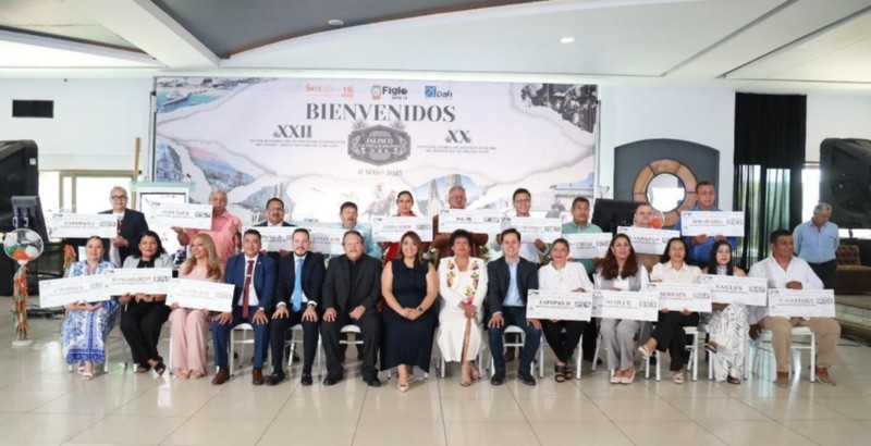  Representantes de cada una de las regiones que recibieron cheques simbólicos por concepto de beneficio de Jubilación o Retiro. ESPECIAL