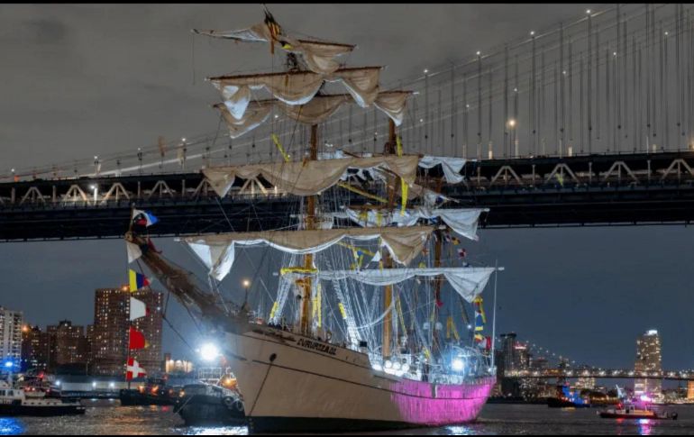 En estos momentos, el Cuauhtémoc permanece fondeado en el Muelle 35, mientras continúan las inspecciones para determinar el alcance total de los daños tanto estructurales como mecánicos.  EFE/A. COLMENARES