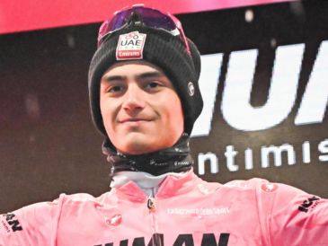 Este martes 20 de mayo, Isaac del Toro defendió con éxito su liderato al concluir la décima etapa, una contrarreloj individual ganada por el neerlandés Daan Hoole. EFE/ L. ZENNARO