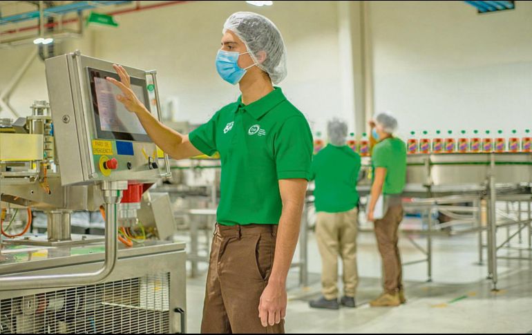 Los trabajadores de AGA cumplen con las mejores prácticas de higiene. ESPECIAL