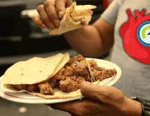 Los pequeños granos de sal realzan el sabor de la comida, pero en grandes cantidades aumentan la presión arterial. EFE / ARCHIVO