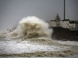 Fotografía donde se aprecian las fuertes olas en el mar arábigo ante la pronta llegada del ciclón 