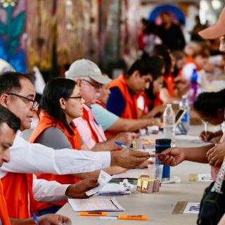Gobierno de Jalisco entrega tarjetas de transporte gratuito a mujeres jefas de familia