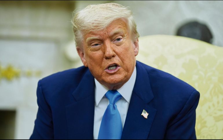 El ex presidente insiste en su reforma fiscal, pese al rechazo interno y la caída bursátil. AP