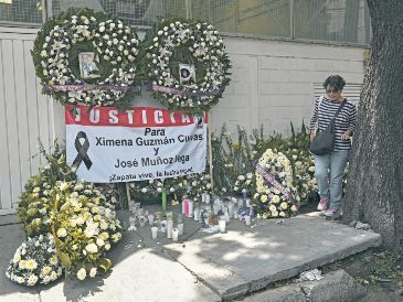 Ciudadanos, familiares y amigos de los funcionarios asesinados colocaron veladoras y arreglos florales en honor a la memoria de Ximena Guzmán y José Muñoz. AP