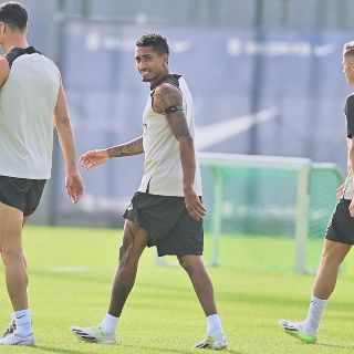 Raphinha amplia su contrato con el Barcelona