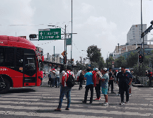 Maestros de la CNTE bloquean Insurgentes, esquina con Eje 1 Norte, frente al Tren Suburbano; también impiden el paso del Metrobús. SUN / E. Lastra