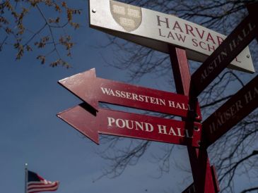 El gobierno de Donald Trump revocó a la Universidad de Harvard su capacidad de admitir a estudiantes del extranjero. EFE/CJ Gunther