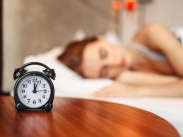 La cantidad correcta de horas de descanso varia dependiendo la edad. Canva/ESPECIAL