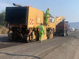 La Secretaría de Infraestructura, Comunicaciones y Transportes (SICT), a través del Centro SICT Jalisco, realiza trabajos de conservación periódica en un tramo de la carretera La Barca–Atotonilco. CORTESÍA