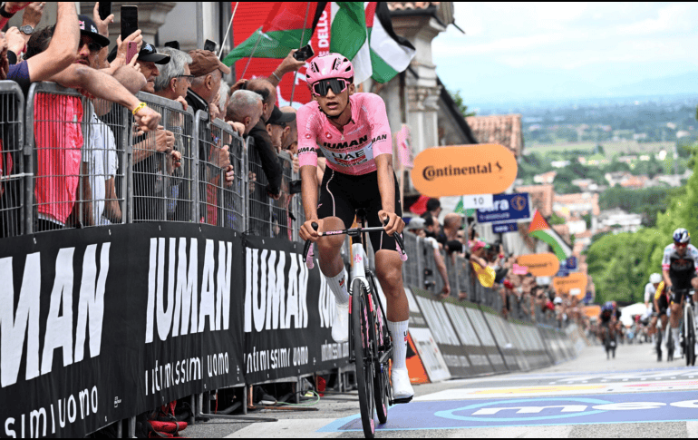 Gracias a su tercer lugar de este día, Isaac Del Toro aumentó su ventaja sobre el español Juan Ayuso, su compañero de equipo del UAE Team Emirates. EFE / L. Zennaro