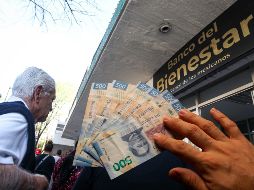 El pago de la Pensión Bienestar se da cada dos meses, aunque a veces se puede adelantar o retrasar, según la entidad. ESPECIAL / EL INFORMADOR y CANVA