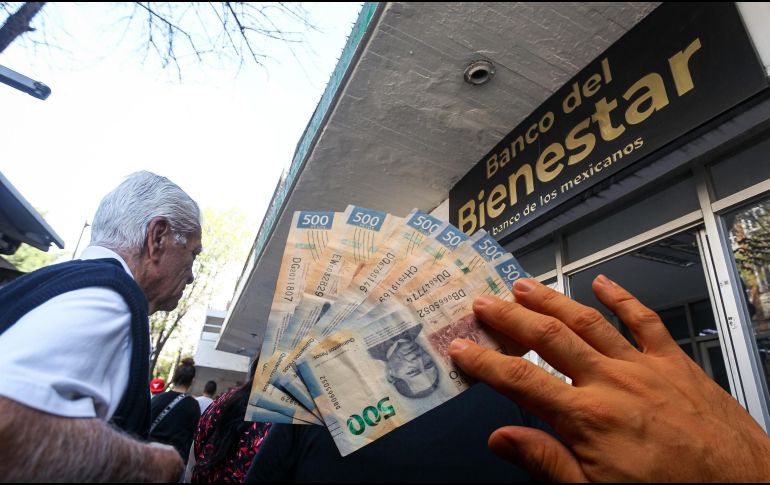 El pago de la Pensión Bienestar se da cada dos meses, aunque a veces se puede adelantar o retrasar, según la entidad. ESPECIAL / EL INFORMADOR y CANVA