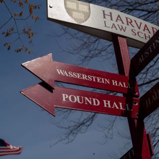 Jueza bloquea temporalmente revocación de permiso para matricular extranjeros de Harvard
