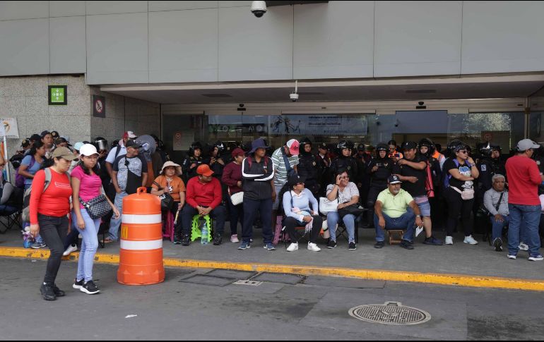 Los integrantes de la CNTE han colocado carteles en las puertas cerradas. SUN/ C. Mejía.