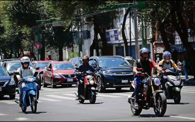 Entre la infinidad de infracciones que un motociclista puede cometer están: No apegarse al reglamento de tránsito, conducir con el permiso de la vida, sin placa, sin licencia o sin casco. SUN/ ARCHIVO