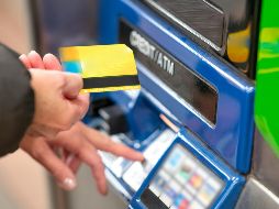 Al acudir a un cajero automático que no pertenece a tu banco para retirar dinero, es importante conocer las comisiones que maneja cada uno. UNSPLASH/ G. Gagliardi