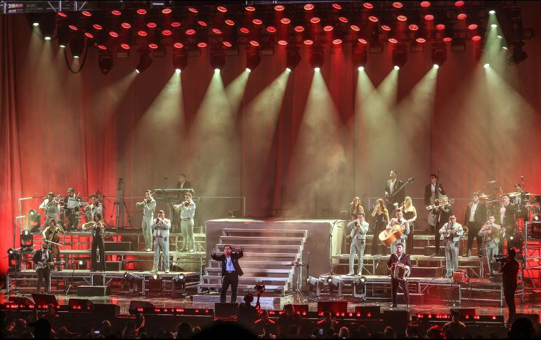 El cantautor interpretó sus nuevos y viejos éxitos en el concierto ofrecido esta noche en el Telmex. EL INFORMADOR/ A. Navarro