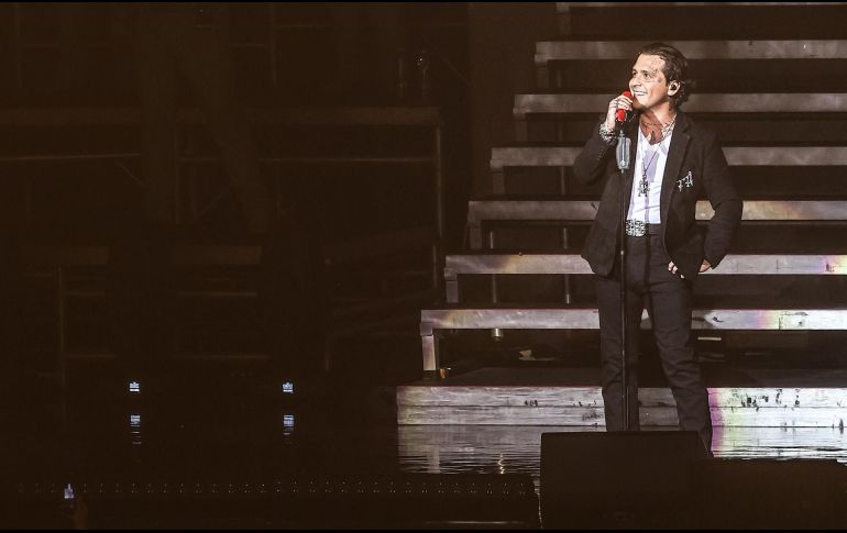 El cantautor interpretó sus nuevos y viejos éxitos en el concierto ofrecido esta noche en el Telmex. EL INFORMADOR/ A. Navarro