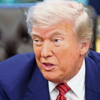 Trump amenaza a Apple con aranceles si no fabrican sus teléfonos en EU