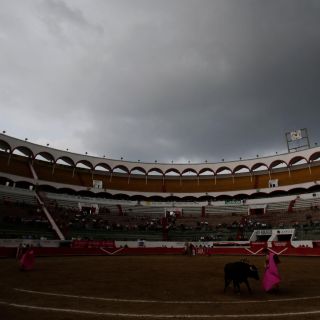 Los tapatíos cortan una oreja por coleta ante un encierro irregular